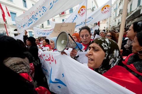 12 mars 2011 : Place Mohammed Ali les femmes se rassemblent et préparent leur marche dans le cadre de la Journée Mondiale de la Femme. Cette marche pour l'égalité et la citoyenneté des femmes est organisée par le Comité National de la Femme Travailleuse du Département Femmes, Jeunes Travailleurs et Association de l'UGTT. Au coeur de l'UGTT (Union Générale Tunisienne du Travail), siège historique de la Place Mohamed Ali à Tunis.
