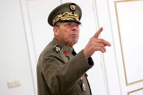 le 4 mars 2011 : Le général Rachid Ammar. au palais présidentiel de Carthage, première allocution du nouveau Premier Ministre M. Béji Caïd ESSEBSI devant les journalistes, les ministres du gouvernement et le General Ammar. Une intervention de près d'une heure où le nouveau Premier ministre tunisien a notamment accusé vendredi le président déchu Zine El Abidine Ben Ali, en fuite en Arabie saoudite, de "haute trahison". Ce délit est passible de la peine de mort.