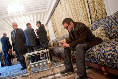 le 4 mars 2011 : Slim Amamou, scrétaire d'état à la jeunesse et ausport, twittant en attendant la conférence au palais présidentiel de Carthage, première allocution du nouveau Premier Ministre M. Béji Caïd ESSEBSI devant les journalistes, les ministres du gouvernement et le General Ammar. Une intervention de près d'une heure où le nouveau Premier ministre tunisien a notamment accusé vendredi le président déchu Zine El Abidine Ben Ali, en fuite en Arabie saoudite, de "haute trahison". Ce délit est passible de la peine de mort.