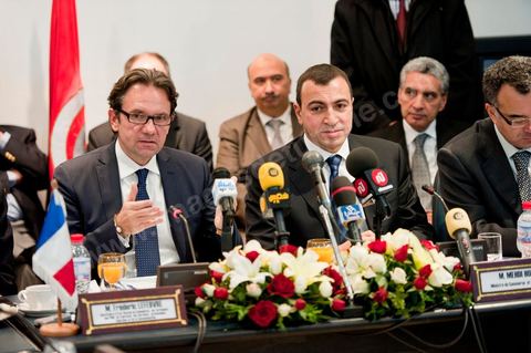 2 mars Tunis : Visite officielle de Frédéric Lefebvre, secrétaire d'État, chargé du Commerce, de l'Artisanat, des PME, du Tourisme, des services, des Professions libérales et de la Consommation. Conférence de presse au ministère du tourisme tunisien avec Mehdi Houas, ministre du Commerce et du Tourisme tunisien (à droite) et Boris Boillon ambassadeur de France en Tunisie (à gauche)