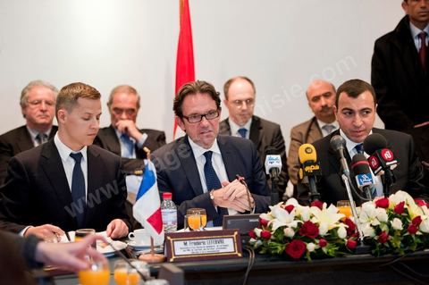 2 mars Tunis : Visite officielle de Frédéric Lefebvre, secrétaire d'État, chargé du Commerce, de l'Artisanat, des PME, du Tourisme, des services, des Professions libérales et de la Consommation. Conférence de presse au ministère du tourisme tunisien avec Mehdi Houas, ministre du Commerce et du Tourisme tunisien (à droite) et Boris Boillon ambassadeur de France en Tunisie (à gauche)