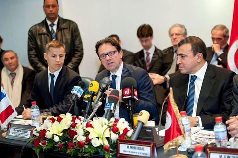 2 mars Tunis : Visite officielle de Frédéric Lefebvre, secrétaire d'État, chargé du Commerce, de l'Artisanat, des PME, du Tourisme, des services, des Professions libérales et de la Consommation. Conférence de presse au ministère du tourisme tunisien avec Mehdi Houas, ministre du Commerce et du Tourisme tunisien (à droite) et Boris Boillon ambassadeur de France en Tunisie (à gauche)