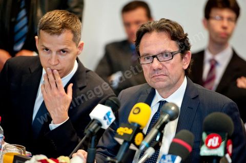 2 mars Tunis : Visite officielle de Frédéric Lefebvre, secrétaire d'État, chargé du Commerce, de l'Artisanat, des PME, du Tourisme, des services, des Professions libérales et de la Consommation. Conférence de presse au ministère du tourisme tunisien avec Mehdi Houas, ministre du Commerce et du Tourisme tunisien (à droite) et Boris Boillon ambassadeur de France en Tunisie (à gauche)