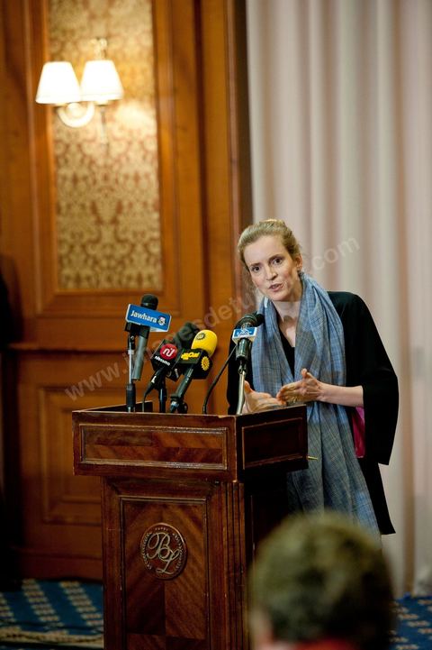 Mme Nathalie Kosciusko-Morizet, ministre française de l’Écologie, du Développement durable, des Transports et du Logement, a indiqué lors d’un point de presse tenu aujourd’hui à Tunis, que l’objectif de cette visite est d’apporter un soutien à la transition démocratique de notre pays et ce à travers des coopérations concrètes dans des domaines touchant la vie quotidienne à savoir l’énergie, le transport ou la gestion de l’eau.« Nous sommes ici aujourd’hui pour écouter nos homologues tunisiens et étudier ensemble ce qu’on peut faire pour les soutenir dans cette période de transition » a précisé le ministre française qui est venue en Tunisie dans une visite de travail accompagnée par des acteurs de terrain, susceptibles de s’engager dans des actions de coopération. « Mon émotion, est de partager ce moment historique avec le peuple tunisien » a-t-elle dit.