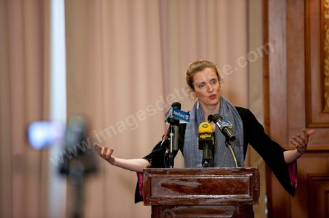 Mme Nathalie Kosciusko-Morizet, ministre française de l’Écologie, du Développement durable, des Transports et du Logement, a indiqué lors d’un point de presse tenu aujourd’hui à Tunis, que l’objectif de cette visite est d’apporter un soutien à la transition démocratique de notre pays et ce à travers des coopérations concrètes dans des domaines touchant la vie quotidienne à savoir l’énergie, le transport ou la gestion de l’eau.« Nous sommes ici aujourd’hui pour écouter nos homologues tunisiens et étudier ensemble ce qu’on peut faire pour les soutenir dans cette période de transition » a précisé le ministre française qui est venue en Tunisie dans une visite de travail accompagnée par des acteurs de terrain, susceptibles de s’engager dans des actions de coopération. « Mon émotion, est de partager ce moment historique avec le peuple tunisien » a-t-elle dit.
