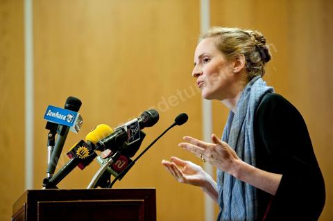 Mme Nathalie Kosciusko-Morizet, ministre française de l’Écologie, du Développement durable, des Transports et du Logement, a indiqué lors d’un point de presse tenu aujourd’hui à Tunis, que l’objectif de cette visite est d’apporter un soutien à la transition démocratique de notre pays et ce à travers des coopérations concrètes dans des domaines touchant la vie quotidienne à savoir l’énergie, le transport ou la gestion de l’eau.« Nous sommes ici aujourd’hui pour écouter nos homologues tunisiens et étudier ensemble ce qu’on peut faire pour les soutenir dans cette période de transition » a précisé le ministre française qui est venue en Tunisie dans une visite de travail accompagnée par des acteurs de terrain, susceptibles de s’engager dans des actions de coopération. « Mon émotion, est de partager ce moment historique avec le peuple tunisien » a-t-elle dit.