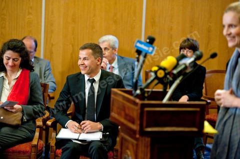 Mme Nathalie Kosciusko-Morizet, ministre française de l’Écologie, du Développement durable, des Transports et du Logement, a indiqué lors d’un point de presse tenu aujourd’hui à Tunis, que l’objectif de cette visite est d’apporter un soutien à la transition démocratique de notre pays et ce à travers des coopérations concrètes dans des domaines touchant la vie quotidienne à savoir l’énergie, le transport ou la gestion de l’eau.« Nous sommes ici aujourd’hui pour écouter nos homologues tunisiens et étudier ensemble ce qu’on peut faire pour les soutenir dans cette période de transition » a précisé le ministre française qui est venue en Tunisie dans une visite de travail accompagnée par des acteurs de terrain, susceptibles de s’engager dans des actions de coopération. « Mon émotion, est de partager ce moment historique avec le peuple tunisien » a-t-elle dit.
