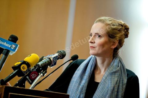 Mme Nathalie Kosciusko-Morizet, ministre française de l’Écologie, du Développement durable, des Transports et du Logement, a indiqué lors d’un point de presse tenu aujourd’hui à Tunis, que l’objectif de cette visite est d’apporter un soutien à la transition démocratique de notre pays et ce à travers des coopérations concrètes dans des domaines touchant la vie quotidienne à savoir l’énergie, le transport ou la gestion de l’eau.« Nous sommes ici aujourd’hui pour écouter nos homologues tunisiens et étudier ensemble ce qu’on peut faire pour les soutenir dans cette période de transition » a précisé le ministre française qui est venue en Tunisie dans une visite de travail accompagnée par des acteurs de terrain, susceptibles de s’engager dans des actions de coopération. « Mon émotion, est de partager ce moment historique avec le peuple tunisien » a-t-elle dit.
