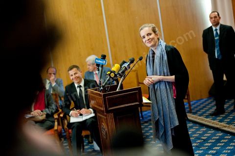 Mme Nathalie Kosciusko-Morizet, ministre française de l’Écologie, du Développement durable, des Transports et du Logement, a indiqué lors d’un point de presse tenu aujourd’hui à Tunis, que l’objectif de cette visite est d’apporter un soutien à la transition démocratique de notre pays et ce à travers des coopérations concrètes dans des domaines touchant la vie quotidienne à savoir l’énergie, le transport ou la gestion de l’eau.« Nous sommes ici aujourd’hui pour écouter nos homologues tunisiens et étudier ensemble ce qu’on peut faire pour les soutenir dans cette période de transition » a précisé le ministre française qui est venue en Tunisie dans une visite de travail accompagnée par des acteurs de terrain, susceptibles de s’engager dans des actions de coopération. « Mon émotion, est de partager ce moment historique avec le peuple tunisien » a-t-elle dit.
