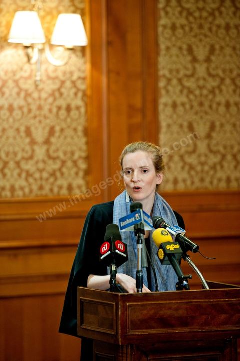 Mme Nathalie Kosciusko-Morizet, ministre française de l’Écologie, du Développement durable, des Transports et du Logement, a indiqué lors d’un point de presse tenu aujourd’hui à Tunis, que l’objectif de cette visite est d’apporter un soutien à la transition démocratique de notre pays et ce à travers des coopérations concrètes dans des domaines touchant la vie quotidienne à savoir l’énergie, le transport ou la gestion de l’eau.« Nous sommes ici aujourd’hui pour écouter nos homologues tunisiens et étudier ensemble ce qu’on peut faire pour les soutenir dans cette période de transition » a précisé le ministre française qui est venue en Tunisie dans une visite de travail accompagnée par des acteurs de terrain, susceptibles de s’engager dans des actions de coopération. « Mon émotion, est de partager ce moment historique avec le peuple tunisien » a-t-elle dit.