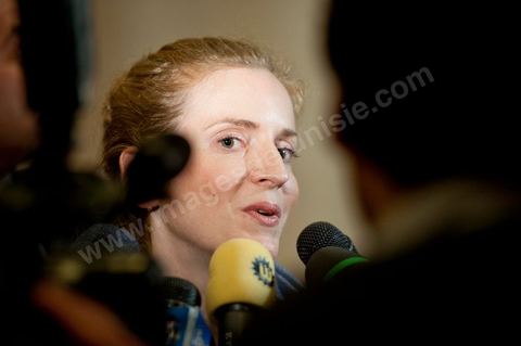 Mme Nathalie Kosciusko-Morizet, ministre française de l’Écologie, du Développement durable, des Transports et du Logement, a indiqué lors d’un point de presse tenu aujourd’hui à Tunis, que l’objectif de cette visite est d’apporter un soutien à la transition démocratique de notre pays et ce à travers des coopérations concrètes dans des domaines touchant la vie quotidienne à savoir l’énergie, le transport ou la gestion de l’eau.« Nous sommes ici aujourd’hui pour écouter nos homologues tunisiens et étudier ensemble ce qu’on peut faire pour les soutenir dans cette période de transition » a précisé le ministre française qui est venue en Tunisie dans une visite de travail accompagnée par des acteurs de terrain, susceptibles de s’engager dans des actions de coopération. « Mon émotion, est de partager ce moment historique avec le peuple tunisien » a-t-elle dit.