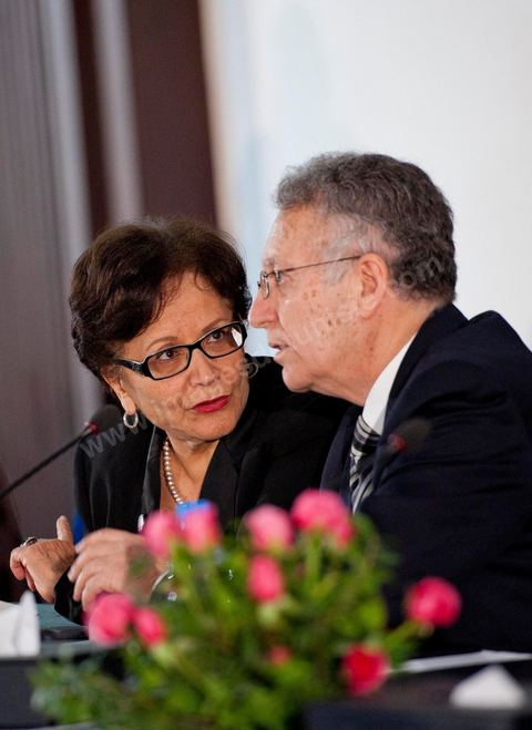 Mme Souhayr Belhassen, présidente de la FIDH et Yadh Ben Achour, Président de la Haute Commission pour la réalisation des objectifs de la révolution, de la réforme politique et la transition démocratique au Séminaire organisé en Tunisie par la FIDH, Fédération Internationnale des ligues des Droits de l'Homme, sur la transition démocratique en Tunisie. les 17 au 19 mars 2011.