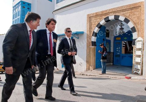 18 mars : Après une journée de travail et de rencontres avec les membres du gouvernement tunisien, Pierre Lellouche repart sur les traces de son enfance et va faire découvrir à Boris Boillon, le nouvel ambassadeur de France, le village de Sidi Bou Saïd, son patrimoine architectural et culinaire et faire déguster les fameux Bombalouni (beignets) et thé à la menthe aux pigons du Café des Nattes. Visite de travail de Pierre Lellouche, le secrétaire d’État chargé du Commerce extérieur en Tunisie, accompagné de chefs d’entreprises. 