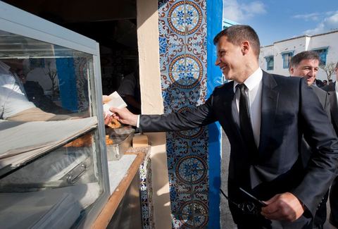 18 mars : Pierre Lellouche montre à Boris Boillon comment on prépare et mange les bombalouni au coeur du village de Sidi Bou Saïd. Après une journée de travail et de rencontres avec les membres du gouvernement tunisien, Pierre Lellouche repart sur les traces de son enfance et va faire découvrir à Boris Boillon, le nouvel ambassadeur de France, le village de Sidi Bou Saïd, son patrimoine architectural et culinaire et faire déguster les fameux Bombalouni (beignets) et thé à la menthe aux pigons du Café des Nattes. Visite de travail de Pierre Lellouche, le secrétaire d’État chargé du Commerce extérieur en Tunisie, accompagné de chefs d’entreprises. 
