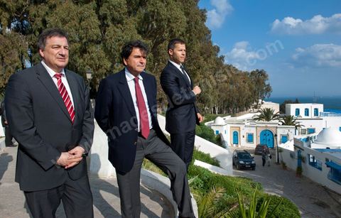 18 mars : Pierre Lellouche fait découvrir à Boris Boillon le village blanc et bleu de Sidi Bou Saïd. Après une journée de travail et de rencontres avec les membres du gouvernement tunisien, Pierre Lellouche repart sur les traces de son enfance et va faire découvrir à Boris Boillon, le nouvel ambassadeur de France, le village de Sidi Bou Saïd, son patrimoine architectural et culinaire et faire déguster les fameux Bombalouni (beignets) et thé à la menthe aux pigons du Café des Nattes. Visite de travail de Pierre Lellouche, le secrétaire d’État chargé du Commerce extérieur en Tunisie, accompagné de chefs d’entreprises. 