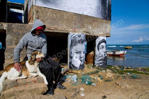 Opération artistique photo dirigé par le photographe JR en Tunisie, ici su rla plage de La Marsa, accrochage de photos d'anonyme sur les baraques de pêcheurs dans de la cadre de l'opération Artocratie en Tunisie sous la direction du photographe JR