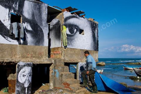 Opération artistique photo dirigé par le photographe JR en Tunisie, ici su rla plage de La Marsa, accrochage de photos d'anonyme sur les baraques de pêcheurs dans de la cadre de l'opération Artocratie en Tunisie sous la direction du photographe JR