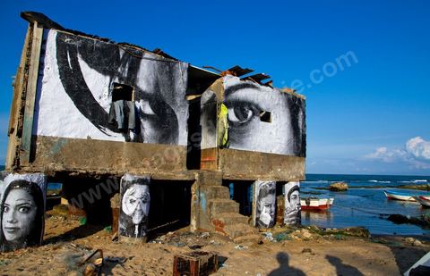Opération artistique photo dirigé par le photographe JR en Tunisie, ici su rla plage de La Marsa, accrochage de photos d'anonyme sur les baraques de pêcheurs dans de la cadre de l'opération Artocratie en Tunisie sous la direction du photographe JR