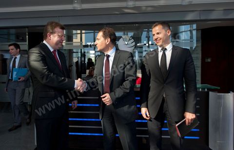 Visite de Eric Besson, ministre chargé de l'Industrie, de l'Énergie et de l'Économie numérique, au Technocentre de Telnet aux Berges du Lac à Tunis en compagnie de Boris Boillon, Ambassadeur de France en Tunisie et M. Mohamed Frikha, PDG de Telnet. TELNET un groupe de sociétés tunisien spécialisé dans le conseil dans l'innovation et les hautes technologies. Crée en 1994, TELNET est rapidement devenu leader dans son cœur de métier à l’échelle nationale dans les secteurs d'activités du Transport & Automotive, Défense & Avionique, Sécurité & carte à puce, Industrie, Systèmes d’information.