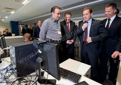 Visite de Eric Besson, ministre chargé de l'Industrie, de l'Énergie et de l'Économie numérique, au Technocentre de Telnet aux Berges du Lac à Tunis en compagnie de Boris Boillon, Ambassadeur de France en Tunisie et M. Mohamed Frikha, PDG de Telnet. TELNET un groupe de sociétés tunisien spécialisé dans le conseil dans l'innovation et les hautes technologies. Crée en 1994, TELNET est rapidement devenu leader dans son cœur de métier à l’échelle nationale dans les secteurs d'activités du Transport & Automotive, Défense & Avionique, Sécurité & carte à puce, Industrie, Systèmes d’information.
