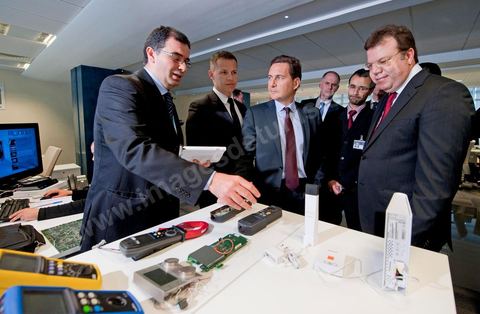 Visite de Eric Besson, ministre chargé de l'Industrie, de l'Énergie et de l'Économie numérique, au Technocentre de Telnet aux Berges du Lac à Tunis en compagnie de Boris Boillon, Ambassadeur de France en Tunisie et M. Mohamed Frikha, PDG de Telnet. TELNET un groupe de sociétés tunisien spécialisé dans le conseil dans l'innovation et les hautes technologies. Crée en 1994, TELNET est rapidement devenu leader dans son cœur de métier à l’échelle nationale dans les secteurs d'activités du Transport & Automotive, Défense & Avionique, Sécurité & carte à puce, Industrie, Systèmes d’information.