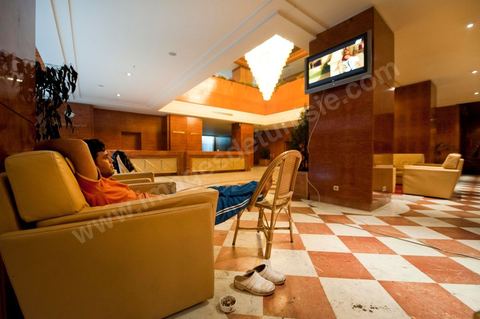 Occupation depuis le 14 février de l'Hotel Africa par une soixantaine d'employés depuis la fermeture de l'hôtel par la direction. La revendication porte principalement sur la titularisation des employés de plus de 4 ans et les indémnités de départs pour les autres. Ils occupent jour et nuit l'hôtel dormant dans le hall de réception.