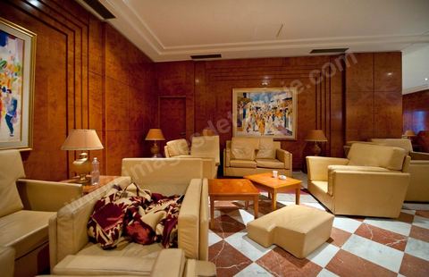 Occupation depuis le 14 février de l'Hotel Africa par une soixantaine d'employés depuis la fermeture de l'hôtel par la direction. La revendication porte principalement sur la titularisation des employés de plus de 4 ans et les indémnités de départs pour les autres. Ils occupent jour et nuit l'hôtel dormant dans le hall de réception.