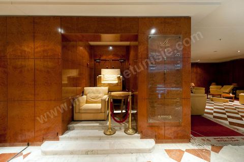 Occupation depuis le 14 février de l'Hotel Africa par une soixantaine d'employés depuis la fermeture de l'hôtel par la direction. La revendication porte principalement sur la titularisation des employés de plus de 4 ans et les indémnités de départs pour les autres. Ils occupent jour et nuit l'hôtel dormant dans le hall de réception.