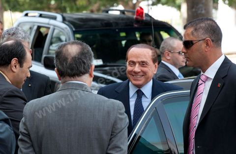 Visite de Silvio Berlusconi, Président du Conseil italien en Tunisie auprès du Premier Ministre M. Béji Caïd Essebsi. Lors d'une allocution devant la presse il a annoncé la mise sur pied d'une commission technique tuniso-italienne pour "se pencher" sur le problème de l'immigration. Dans une brève déclaration, il a précisé que l'Italie allait apporter une aide financière à la Tunisie pour lui permettre d'assumer un contrôle efficace de son littoral, sans plus de précisions."Le dossier qui se pose d'urgence est celui du nombre élevé de jeunes Tunisiens qui se trouvent en Italie et veulent émigrer vers l'Europe", a déploré le chef du gouvernement italien."Le flux migratoire continue, dans la nuit de samedi à dimanche 800 migrants tunisiens ont débarqué, d'où la nécessité de trouver une solution", a-t-il ajouté.M. Berlusconi a assuré que "le rapatriement des Tunisiens se fera d'une façon civilisée" soulignant que le gouvernement italien veut "les meilleures solutions étant donné les grands rapports d'amitié entre les deux pays"Le ton était est monté ces derniers jours entre les deux pays sur la question des départs massifs de clandestins tunisiens vers Lampedusa.La petite île, face aux côtes tunisiennes, a été submergée par une vague d'immigrés depuis le début de l'année, plus de 22.000, essentiellement des Tunisiens.
