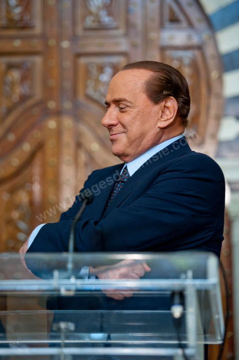 Visite de Silvio Berlusconi, Président du Conseil italien en Tunisie auprès du Premier Ministre M. Béji Caïd Essebsi. Lors d'une allocution devant la presse il a annoncé la mise sur pied d'une commission technique tuniso-italienne pour "se pencher" sur le problème de l'immigration. Dans une brève déclaration, il a précisé que l'Italie allait apporter une aide financière à la Tunisie pour lui permettre d'assumer un contrôle efficace de son littoral, sans plus de précisions."Le dossier qui se pose d'urgence est celui du nombre élevé de jeunes Tunisiens qui se trouvent en Italie et veulent émigrer vers l'Europe", a déploré le chef du gouvernement italien."Le flux migratoire continue, dans la nuit de samedi à dimanche 800 migrants tunisiens ont débarqué, d'où la nécessité de trouver une solution", a-t-il ajouté.M. Berlusconi a assuré que "le rapatriement des Tunisiens se fera d'une façon civilisée" soulignant que le gouvernement italien veut "les meilleures solutions étant donné les grands rapports d'amitié entre les deux pays"Le ton était est monté ces derniers jours entre les deux pays sur la question des départs massifs de clandestins tunisiens vers Lampedusa.La petite île, face aux côtes tunisiennes, a été submergée par une vague d'immigrés depuis le début de l'année, plus de 22.000, essentiellement des Tunisiens.