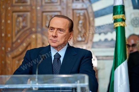 Visite de Silvio Berlusconi, Président du Conseil italien en Tunisie auprès du Premier Ministre M. Béji Caïd Essebsi. Lors d'une allocution devant la presse il a annoncé la mise sur pied d'une commission technique tuniso-italienne pour "se pencher" sur le problème de l'immigration. Dans une brève déclaration, il a précisé que l'Italie allait apporter une aide financière à la Tunisie pour lui permettre d'assumer un contrôle efficace de son littoral, sans plus de précisions."Le dossier qui se pose d'urgence est celui du nombre élevé de jeunes Tunisiens qui se trouvent en Italie et veulent émigrer vers l'Europe", a déploré le chef du gouvernement italien."Le flux migratoire continue, dans la nuit de samedi à dimanche 800 migrants tunisiens ont débarqué, d'où la nécessité de trouver une solution", a-t-il ajouté.M. Berlusconi a assuré que "le rapatriement des Tunisiens se fera d'une façon civilisée" soulignant que le gouvernement italien veut "les meilleures solutions étant donné les grands rapports d'amitié entre les deux pays"Le ton était est monté ces derniers jours entre les deux pays sur la question des départs massifs de clandestins tunisiens vers Lampedusa.La petite île, face aux côtes tunisiennes, a été submergée par une vague d'immigrés depuis le début de l'année, plus de 22.000, essentiellement des Tunisiens.