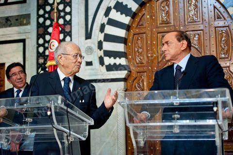 Visite de Silvio Berlusconi, Président du Conseil italien en Tunisie auprès du Premier Ministre M. Béji Caïd Essebsi. Lors d'une allocution devant la presse il a annoncé la mise sur pied d'une commission technique tuniso-italienne pour "se pencher" sur le problème de l'immigration. Dans une brève déclaration, il a précisé que l'Italie allait apporter une aide financière à la Tunisie pour lui permettre d'assumer un contrôle efficace de son littoral, sans plus de précisions."Le dossier qui se pose d'urgence est celui du nombre élevé de jeunes Tunisiens qui se trouvent en Italie et veulent émigrer vers l'Europe", a déploré le chef du gouvernement italien."Le flux migratoire continue, dans la nuit de samedi à dimanche 800 migrants tunisiens ont débarqué, d'où la nécessité de trouver une solution", a-t-il ajouté.M. Berlusconi a assuré que "le rapatriement des Tunisiens se fera d'une façon civilisée" soulignant que le gouvernement italien veut "les meilleures solutions étant donné les grands rapports d'amitié entre les deux pays"Le ton était est monté ces derniers jours entre les deux pays sur la question des départs massifs de clandestins tunisiens vers Lampedusa.La petite île, face aux côtes tunisiennes, a été submergée par une vague d'immigrés depuis le début de l'année, plus de 22.000, essentiellement des Tunisiens.