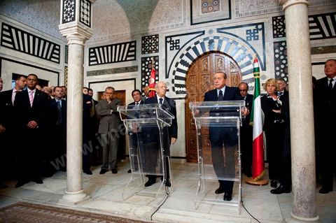 Visite de Silvio Berlusconi, Président du Conseil italien en Tunisie auprès du Premier Ministre M. Béji Caïd Essebsi. Lors d'une allocution devant la presse il a annoncé la mise sur pied d'une commission technique tuniso-italienne pour "se pencher" sur le problème de l'immigration. Dans une brève déclaration, il a précisé que l'Italie allait apporter une aide financière à la Tunisie pour lui permettre d'assumer un contrôle efficace de son littoral, sans plus de précisions."Le dossier qui se pose d'urgence est celui du nombre élevé de jeunes Tunisiens qui se trouvent en Italie et veulent émigrer vers l'Europe", a déploré le chef du gouvernement italien."Le flux migratoire continue, dans la nuit de samedi à dimanche 800 migrants tunisiens ont débarqué, d'où la nécessité de trouver une solution", a-t-il ajouté.M. Berlusconi a assuré que "le rapatriement des Tunisiens se fera d'une façon civilisée" soulignant que le gouvernement italien veut "les meilleures solutions étant donné les grands rapports d'amitié entre les deux pays"Le ton était est monté ces derniers jours entre les deux pays sur la question des départs massifs de clandestins tunisiens vers Lampedusa.La petite île, face aux côtes tunisiennes, a été submergée par une vague d'immigrés depuis le début de l'année, plus de 22.000, essentiellement des Tunisiens.