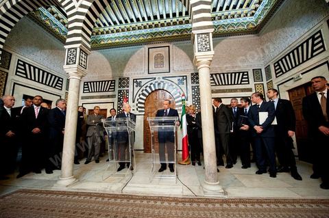 Visite de Silvio Berlusconi, Président du Conseil italien en Tunisie auprès du Premier Ministre M. Béji Caïd Essebsi. Lors d'une allocution devant la presse il a annoncé la mise sur pied d'une commission technique tuniso-italienne pour "se pencher" sur le problème de l'immigration. Dans une brève déclaration, il a précisé que l'Italie allait apporter une aide financière à la Tunisie pour lui permettre d'assumer un contrôle efficace de son littoral, sans plus de précisions."Le dossier qui se pose d'urgence est celui du nombre élevé de jeunes Tunisiens qui se trouvent en Italie et veulent émigrer vers l'Europe", a déploré le chef du gouvernement italien."Le flux migratoire continue, dans la nuit de samedi à dimanche 800 migrants tunisiens ont débarqué, d'où la nécessité de trouver une solution", a-t-il ajouté.M. Berlusconi a assuré que "le rapatriement des Tunisiens se fera d'une façon civilisée" soulignant que le gouvernement italien veut "les meilleures solutions étant donné les grands rapports d'amitié entre les deux pays"Le ton était est monté ces derniers jours entre les deux pays sur la question des départs massifs de clandestins tunisiens vers Lampedusa.La petite île, face aux côtes tunisiennes, a été submergée par une vague d'immigrés depuis le début de l'année, plus de 22.000, essentiellement des Tunisiens.