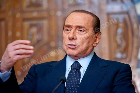 Visite de Silvio Berlusconi, Président du Conseil italien en Tunisie auprès du Premier Ministre M. Béji Caïd Essebsi. Lors d'une allocution devant la presse il a annoncé la mise sur pied d'une commission technique tuniso-italienne pour "se pencher" sur le problème de l'immigration. Dans une brève déclaration, il a précisé que l'Italie allait apporter une aide financière à la Tunisie pour lui permettre d'assumer un contrôle efficace de son littoral, sans plus de précisions."Le dossier qui se pose d'urgence est celui du nombre élevé de jeunes Tunisiens qui se trouvent en Italie et veulent émigrer vers l'Europe", a déploré le chef du gouvernement italien."Le flux migratoire continue, dans la nuit de samedi à dimanche 800 migrants tunisiens ont débarqué, d'où la nécessité de trouver une solution", a-t-il ajouté.M. Berlusconi a assuré que "le rapatriement des Tunisiens se fera d'une façon civilisée" soulignant que le gouvernement italien veut "les meilleures solutions étant donné les grands rapports d'amitié entre les deux pays"Le ton était est monté ces derniers jours entre les deux pays sur la question des départs massifs de clandestins tunisiens vers Lampedusa.La petite île, face aux côtes tunisiennes, a été submergée par une vague d'immigrés depuis le début de l'année, plus de 22.000, essentiellement des Tunisiens.