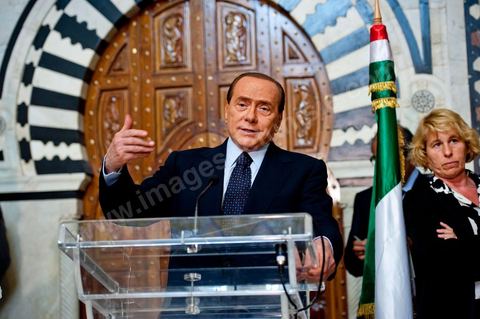 Visite de Silvio Berlusconi, Président du Conseil italien en Tunisie auprès du Premier Ministre M. Béji Caïd Essebsi. Lors d'une allocution devant la presse il a annoncé la mise sur pied d'une commission technique tuniso-italienne pour "se pencher" sur le problème de l'immigration. Dans une brève déclaration, il a précisé que l'Italie allait apporter une aide financière à la Tunisie pour lui permettre d'assumer un contrôle efficace de son littoral, sans plus de précisions."Le dossier qui se pose d'urgence est celui du nombre élevé de jeunes Tunisiens qui se trouvent en Italie et veulent émigrer vers l'Europe", a déploré le chef du gouvernement italien."Le flux migratoire continue, dans la nuit de samedi à dimanche 800 migrants tunisiens ont débarqué, d'où la nécessité de trouver une solution", a-t-il ajouté.M. Berlusconi a assuré que "le rapatriement des Tunisiens se fera d'une façon civilisée" soulignant que le gouvernement italien veut "les meilleures solutions étant donné les grands rapports d'amitié entre les deux pays"Le ton était est monté ces derniers jours entre les deux pays sur la question des départs massifs de clandestins tunisiens vers Lampedusa.La petite île, face aux côtes tunisiennes, a été submergée par une vague d'immigrés depuis le début de l'année, plus de 22.000, essentiellement des Tunisiens.
