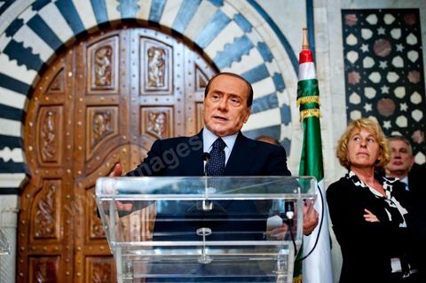 Visite de Silvio Berlusconi, Président du Conseil italien en Tunisie auprès du Premier Ministre M. Béji Caïd Essebsi. Lors d'une allocution devant la presse il a annoncé la mise sur pied d'une commission technique tuniso-italienne pour "se pencher" sur le problème de l'immigration. Dans une brève déclaration, il a précisé que l'Italie allait apporter une aide financière à la Tunisie pour lui permettre d'assumer un contrôle efficace de son littoral, sans plus de précisions."Le dossier qui se pose d'urgence est celui du nombre élevé de jeunes Tunisiens qui se trouvent en Italie et veulent émigrer vers l'Europe", a déploré le chef du gouvernement italien."Le flux migratoire continue, dans la nuit de samedi à dimanche 800 migrants tunisiens ont débarqué, d'où la nécessité de trouver une solution", a-t-il ajouté.M. Berlusconi a assuré que "le rapatriement des Tunisiens se fera d'une façon civilisée" soulignant que le gouvernement italien veut "les meilleures solutions étant donné les grands rapports d'amitié entre les deux pays"Le ton était est monté ces derniers jours entre les deux pays sur la question des départs massifs de clandestins tunisiens vers Lampedusa.La petite île, face aux côtes tunisiennes, a été submergée par une vague d'immigrés depuis le début de l'année, plus de 22.000, essentiellement des Tunisiens.
