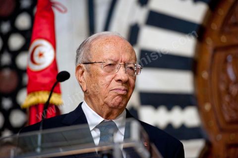 Visite de Silvio Berlusconi, Président du Conseil italien en Tunisie auprès du Premier Ministre M. Béji Caïd Essebsi. Lors d'une allocution devant la presse il a annoncé la mise sur pied d'une commission technique tuniso-italienne pour "se pencher" sur le problème de l'immigration. Dans une brève déclaration, il a précisé que l'Italie allait apporter une aide financière à la Tunisie pour lui permettre d'assumer un contrôle efficace de son littoral, sans plus de précisions."Le dossier qui se pose d'urgence est celui du nombre élevé de jeunes Tunisiens qui se trouvent en Italie et veulent émigrer vers l'Europe", a déploré le chef du gouvernement italien."Le flux migratoire continue, dans la nuit de samedi à dimanche 800 migrants tunisiens ont débarqué, d'où la nécessité de trouver une solution", a-t-il ajouté.M. Berlusconi a assuré que "le rapatriement des Tunisiens se fera d'une façon civilisée" soulignant que le gouvernement italien veut "les meilleures solutions étant donné les grands rapports d'amitié entre les deux pays"Le ton était est monté ces derniers jours entre les deux pays sur la question des départs massifs de clandestins tunisiens vers Lampedusa.La petite île, face aux côtes tunisiennes, a été submergée par une vague d'immigrés depuis le début de l'année, plus de 22.000, essentiellement des Tunisiens.