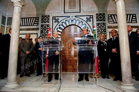 Visite de Silvio Berlusconi, Président du Conseil italien en Tunisie auprès du Premier Ministre M. Béji Caïd Essebsi. Lors d'une allocution devant la presse il a annoncé la mise sur pied d'une commission technique tuniso-italienne pour "se pencher" sur le problème de l'immigration. Dans une brève déclaration, il a précisé que l'Italie allait apporter une aide financière à la Tunisie pour lui permettre d'assumer un contrôle efficace de son littoral, sans plus de précisions."Le dossier qui se pose d'urgence est celui du nombre élevé de jeunes Tunisiens qui se trouvent en Italie et veulent émigrer vers l'Europe", a déploré le chef du gouvernement italien."Le flux migratoire continue, dans la nuit de samedi à dimanche 800 migrants tunisiens ont débarqué, d'où la nécessité de trouver une solution", a-t-il ajouté.M. Berlusconi a assuré que "le rapatriement des Tunisiens se fera d'une façon civilisée" soulignant que le gouvernement italien veut "les meilleures solutions étant donné les grands rapports d'amitié entre les deux pays"Le ton était est monté ces derniers jours entre les deux pays sur la question des départs massifs de clandestins tunisiens vers Lampedusa.La petite île, face aux côtes tunisiennes, a été submergée par une vague d'immigrés depuis le début de l'année, plus de 22.000, essentiellement des Tunisiens.