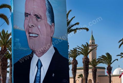 Grande affiche d'un portrait de Habib Bourguiba devant la grande esplanade menant au mausolée lors de la Commémoration du 11ème anniversaire de Habib Bourguiba, le père de la Nation, au mausolée Habib Bourguiba à Monastir le 6 avril 2011