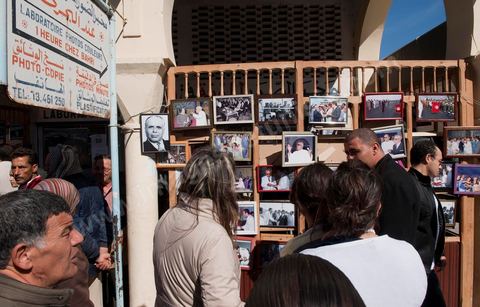 Au centre ville de Monastir le photographe Bahri Soussi expose ses photos de Habib Bourguiba lors de la Commémoration du 11ème anniversaire de Habib Bourguiba, le père de la Nation, au mausolée Habib Bourguiba à Monastir le 6 avril 2011