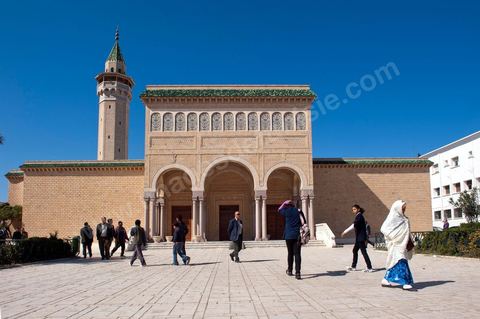 Les monastiriens rejoignent la grand esplanande devant le mausolée pour la Commémoration du 11ème anniversaire de Habib Bourguiba, le père de la Nation, au mausolée Habib Bourguiba à Monastir le 6 avril 2011
