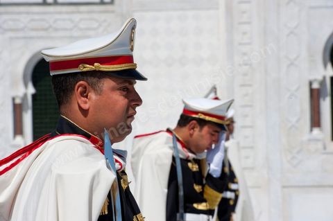 Mise en place de la Garde présidentiel dans l'enceinte du mausolée Habib Bourguiba lors de la Commémoration du 11ème anniversaire de Habib Bourguiba, le père de la Nation, au mausolée Habib Bourguiba à Monastir le 6 avril 2011