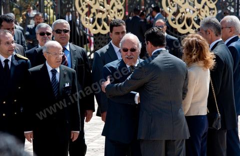 Arrivée du Président Foued MBazaa au mausolée Habib Bourguiba accueilli par le Premier Ministre M. Béji Caïd Essebsi puis salue à l'ensemble des membres du gouvernement provisoire lors de la Commémoration du 11ème anniversaire de Habib Bourguiba, le père de la Nation, au mausolée Habib Bourguiba à Monastir le 6 avril 2011