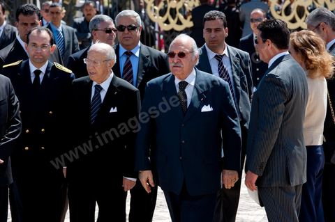 Arrivée du Président Foued MBazaa au mausolée Habib Bourguiba accueilli par le Premier Ministre M. Béji Caïd Essebsi puis salue à l'ensemble des membres du gouvernement provisoire lors de la Commémoration du 11ème anniversaire de Habib Bourguiba, le père de la Nation, au mausolée Habib Bourguiba à Monastir le 6 avril 2011