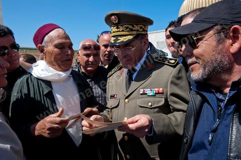 Le Général Rachid Ammar après la cérémonie officielle se rend sur l'esplanade pour un bain de foule et ait accueilli avec grande ferveur par les monastiriens lors de la Commémoration du 11ème anniversaire de Habib Bourguiba, le père de la Nation, au mausolée Habib Bourguiba à Monastir le 6 avril 2011