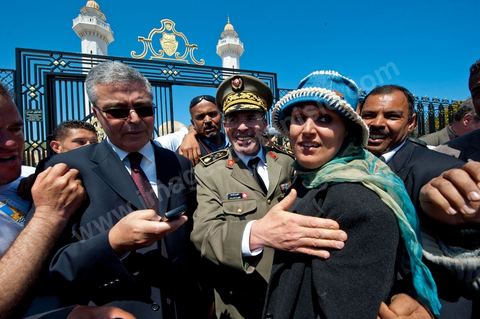 Le Général Rachid Ammar après la cérémonie officielle se rend sur l'esplanade pour un bain de foule et ait accueilli avec grande ferveur par les monastiriens lors de la Commémoration du 11ème anniversaire de Habib Bourguiba, le père de la Nation, au mausolée Habib Bourguiba à Monastir le 6 avril 2011