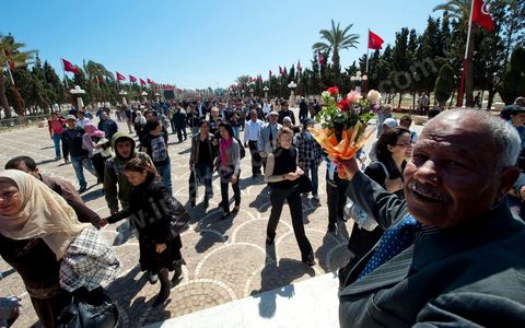 Après la cérémonie officielle, les monastiriens réinvestissent le Mausolée Habib Bourguiba pour commémorer et prier leur "Père de la Nation" lors Commémoration du 11ème anniversaire de Habib Bourguiba, le père de la Nation, au mausolée Habib Bourguiba à Monastir le 6 avril 2011