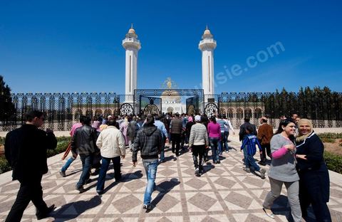 Après la cérémonie officielle, les monastiriens réinvestissent le Mausolée Habib Bourguiba pour commémorer et prier leur "Père de la Nation" lors Commémoration du 11ème anniversaire de Habib Bourguiba, le père de la Nation, au mausolée Habib Bourguiba à Monastir le 6 avril 2011