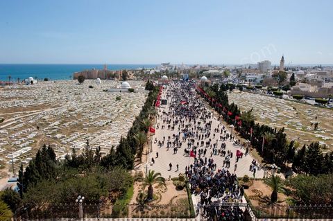Après la cérémonie officielle, les monastiriens réinvestissent le Mausolée Habib Bourguiba pour commémorer et prier leur "Père de la Nation" lors Commémoration du 11ème anniversaire de Habib Bourguiba, le père de la Nation, au mausolée Habib Bourguiba à Monastir le 6 avril 2011